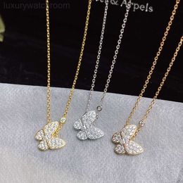 Vancleff High End jewelry necklaces for womens 18K Rose Gold Butterfly White Fritillaria Collar Chain Womens Simple Temperament Four Leaf Grass Necklace Valentine