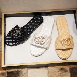 Sandálias de slides metálicos Luxury Woman Sandal Brand Flip Flip para mulheres de alta qualidade Slippers Fashion Classics Sandália Sapatos planos Tamanho 36-42