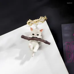 Brooches Cute Japanese Hugging Branch Kitten Cartoon Brooch Three-dimensional Badge For Women Clothes Bag Decoration