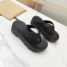 Slippers Sandal Women Hollow G Платфорния обувь летняя бассейн мул Loafer Подарок зеленый розовый красные желтые роскошные дизайнерские ползунки повседневная плоская резиновая девушка Sandale 5.8 03