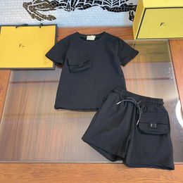 2つのスタイルキッズデザイナーエッセンシャルセット男の子カジュアルベビートラックスーツキッドガールズ幼児Tシャツショーツ幼児プルオーバーチルドレンパンツブラックTシャツ
