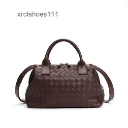Single Bags Handbag Cowhide Handbag Bauletto Luxury Veneeta Shoulder 2024 Girl Womens Simple QFOS Bag Tote Woven Bowling Straddle Fashion Botteggs Designer BJDG