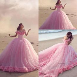 2022 Quinceanera Baby Różowe suknie balowe z ramion gorąca gorąca sprzedaż słodkich 16 sukienek na studniówkę z ręcznie wykonanymi weselami kwiatowymi suknia 0509