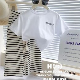여름 여자 줄무늬 의류 세트 어린이 Tshirt 정장 짧은 소매 정상 2pcs 패션 캐주얼 의상 어린이 옷 18 y 240430