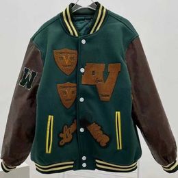 여자 자켓 디자이너 럭셔리 품질 22SS 패치 워크 가죽 자켓 패션 자수 Muay Thai Letter Mens and Womens Baseball Jacket120U