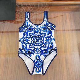 One-Pieces High end ldrens clothing factory wholesale 2024 summer new girls one-piece swimsuit ldrens suspender bikini swimsuit H240508