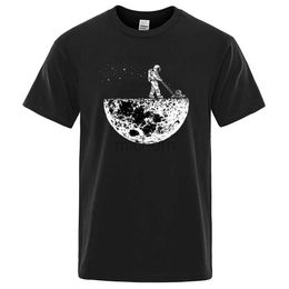 Men's T-Shirts Astronauts Crawling on the Moon Creative Design Simple T-shirt Mens Fashion Breathable T-shirt Creative Clothing Extra Large T-shirt d240509