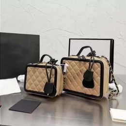 Womens Luxury Quality Cosmetic Bags Box Grained Caviar Crossbody Designer Bags Gold-Tone Metal Chain Key Lock Zipper Patchwork Messenge Iwqr