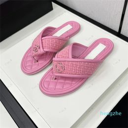 2024 Designer Sandalen Frauen Flip Flops Metallschnalle Flat Beach Schuhe Real Leder -Laober Fashion Classic Blumenbrokatrutschen Flat Gummi Hitze