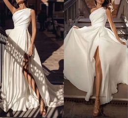 One Shoulder Simple Satin A Line Wedding Dresses For Brides With Long Chapel Train Boho Garden Bridal Gowns Sexy Split Side Sleeveless Modern Robes de Mariee 0509