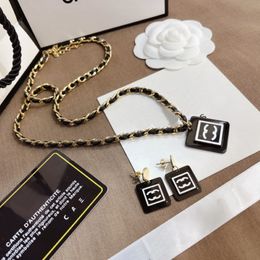 Popular Designer Brand Stamp Necklace Vintage Young Styles Pendant Necklaces Classic Logo Luxury Jewellery Selected Female Gift Friend Lo 204h