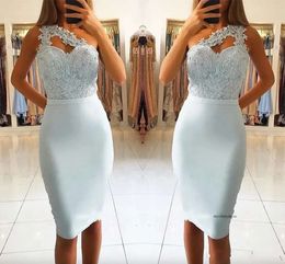 2024 Nya Short Mini Homecoming Light Sky Blue One Shoulder Lace Applicques Pärled Knälängd Mantel Partyklänningar Svansklänningar 0509