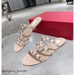2024 Designer Sandals Shoes Women Sandals Hollow Out Logo Flat Slippers Sandal Rivet Girl Shoes Platform Slides Lady Casual Fashion Luxury Flip Flops 568