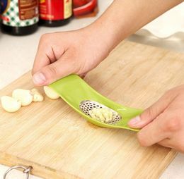 Multifunctional stainless steel curved garlic press household manual garlic simple and practical kitchen tools WCW7645644033