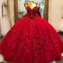 Red Quinceanera Dresses 2023 얇은 명주 끈을 주름 뒤반 크리스탈 구슬로 된 바닥 길이의 수제 꽃 스팽글 대회 파티 볼 가운 0509