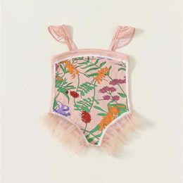 Jednoczęściowe nowe ldren strój kąpielowy różowy koronkowy jednoczęściowy styl kąpielowy słodki strój Baby Girl Body cienki i miękki strój kąpielowy H240508