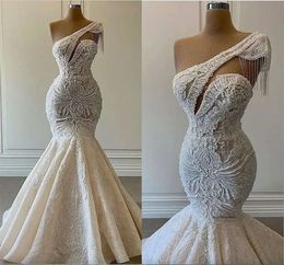 Nuovi abiti da sposa per perle sirenette da sposa in pizzo in pizzo in rilievo sexy con spalla una spalla araba fatta su misura Dubai Robe de Mariee 0509