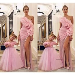 2021新しいかわいい母と娘のピンクの花の女の子の肩の花の花の女の子のページェントドレスプロムキッズ聖体ガウン0509