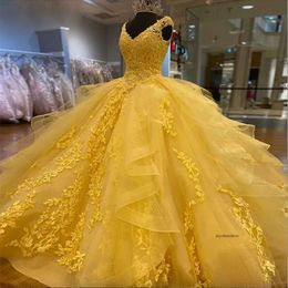 CHARRO Yellow Quinceanera Abiti V Neck Lace Applique Sweet 15 Abiti Abito da ballo Ball Birthday Abito da ballo 2023 0509