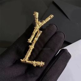 Classical brasses brooches designer letter brooches retro gift gold color pins women fashion broche large beads female clothes suit copper brooch for classics