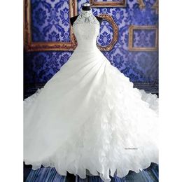2021 Halter High Neck Ball Gown Wedding Dress med applikationer Pärlor WATTEAU Train Tiered Ruffles Organza Lace Applique Pärlade brudklänningar Anpassad 0509