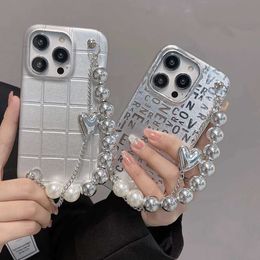 Cell Phone Cases Luxury Korean Geometric Lattice Design Leather Love Heart Beads Bracelet Pearl Pendant Phone Case for iPhone 11 12 13 14 Pro Max J240509