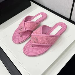 2024 Дизайнеры Сандалии Женщины шлепанцы Металлическая пряжка плоская пляжная обувь настоящие кожа