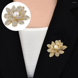 Brooches Sparkling Rhinestone Flower Brooch With Faux Pearl Inlay Elegant Lapel Pin For Suit Shawl Or Coat Fashionable Badge Accessories