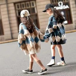 Sets Girls autumn and winter fashionable knitted sweater childrens long sleeved loose diamond plaid cardigan new jacket Q240508