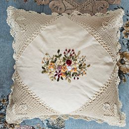 手作りのかぎ針編み、花の綿の糸が織られた中空枕、レトロリビングルームソファクッション