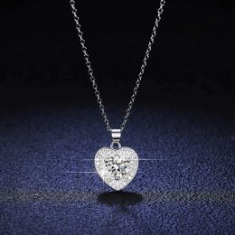 Pendant Necklaces HOYON Real Mossanite Necklace 925 Silver Heart shaped Pendant Womens Fashion Chain Lab Diamond Pendant WeddParty Jewellery J240508