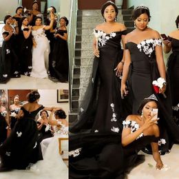 2021 Afrika Siyah Denizkızı Nedime Elbiseleri Beyaz Dantel Aplikler Aşırı Etekler Düğün Konuk Elbisesi Omuz Of Honor Gowns 0509