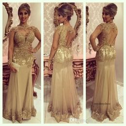 Arabiska Gold Prom Dresses 2018 -paljetter Appliciques En linje Långärmar Evening Pärless Backless Flound Length Party Dresses Plus Size 30 0510