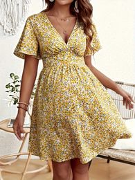 Plus-klänningar 2024 Europe och Amerika Ny plus storlek Womens V-Neck tryckt fragmenterad blomma Casual Dress Y240510