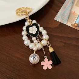 Keychains Lanyards Womens Imitation Pearl Chain Key Chain Backpack Key Pendant Accessories Key Ring Charm Gifts Heart Decoration J240509