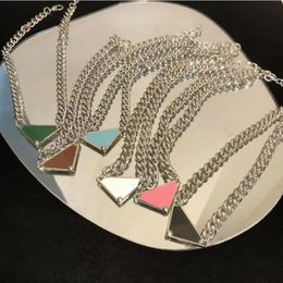 Beste Qualitätsmännerinnen Frauen Schwarz Dreieck Etikett Anhänger Halsketten Silber Titanium Stahlliebhaber Halskette Designer Schmuck Accessorie 245V