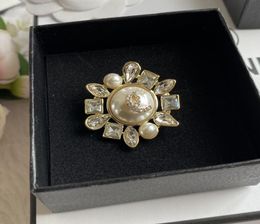 Luxury Designer Brooch Brand Letters Diamond Brooches Pin Women 18K Gold Plated Crystal Rhinestone Pearl Pins for Famous Clothing 3083107