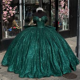 Prinsessan Emerald Green Off Shoulder Ball Gown Quinceanera Dresses Glitter Beads Rhinestones Födelsedagsfest Sweet 16 Dress