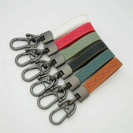 Keychains Lanyards Trend High Grade Horseshoe Buckle Keychain Luxury Gold Colour Suture Men Women Business Metal Leather Car Key Ring Gift J240509