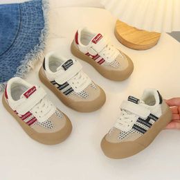 Sneaker baby scarpe a maglie singola traspirante nuovo tipo di allenamento morale bambini scarpe da tavolo sola per ragazzi e ragazze scarpe sportive H240510
