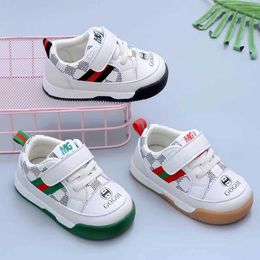 Sneaker Scarpe sportive per bambini Spring and Autumn Season Boys Casual Board Baby Baby Sole Anti Slip Walking H240510