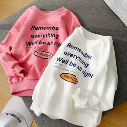 Pullover 2023 Spring Boys Pull Up Long Sleeved Top Lämplig för barn Tryckta brev Girls Sweatshirts Fashion Autumn Childrens T-shirts Baby Shirtsl2405