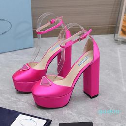 2024 Pompe tacchi bloccano scarpe firmate di lusso di sandalo per le donne