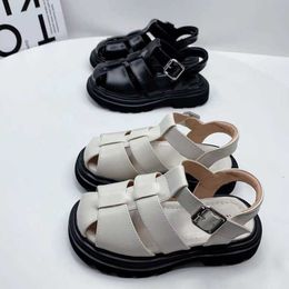 Sandals Childrens Shoes 2024 Summer New Girls Hollow Fashion Casual Roman Leather Soft Sole Single H240510
