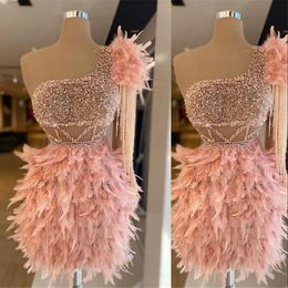 2023 Luxurious Arabic Cocktail Dresses Blush Pink Feather Crystal Beaded Short Mini One Shoulder Sheath Evening Prom Party Dress Homeco 226U