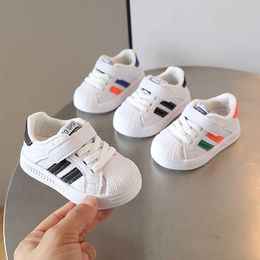 Sneakers New Baby Shoes Spring and Autumn Mens Soft Sole Walking Boys Sports Board Childrens White Women H240510