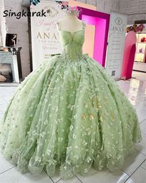 Sage Green Princess Ball Gown Quinceanera 드레스를 곁들인 구슬 구슬로 된 나비 아플리케 스팽글 크리스탈 스위트 16 드레스 멍청이