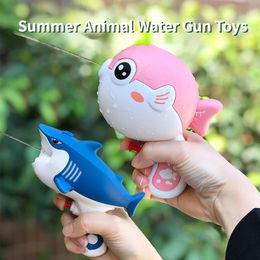 Childrens Mini Water Gun Pool brinquedos de tubarão Puffer Fish Bared Water Gun Summer ao ar livre Toys de festa de praia Party Water Play 240510