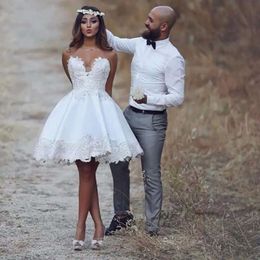 Ny A Line Wedding Dresses Sweetheart Short Beach spets brudklänningar Anpassad storlek Handgjorda applikationer Bästsäljande mode Romantic 94 0510