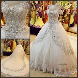 Neuester Ball Sparkling Brautkleider luxuriöser Kristallperlen maßgeschneiderte Brautkleid Spaghetti sexy Kapelle Zugspitze Applaiques 0510